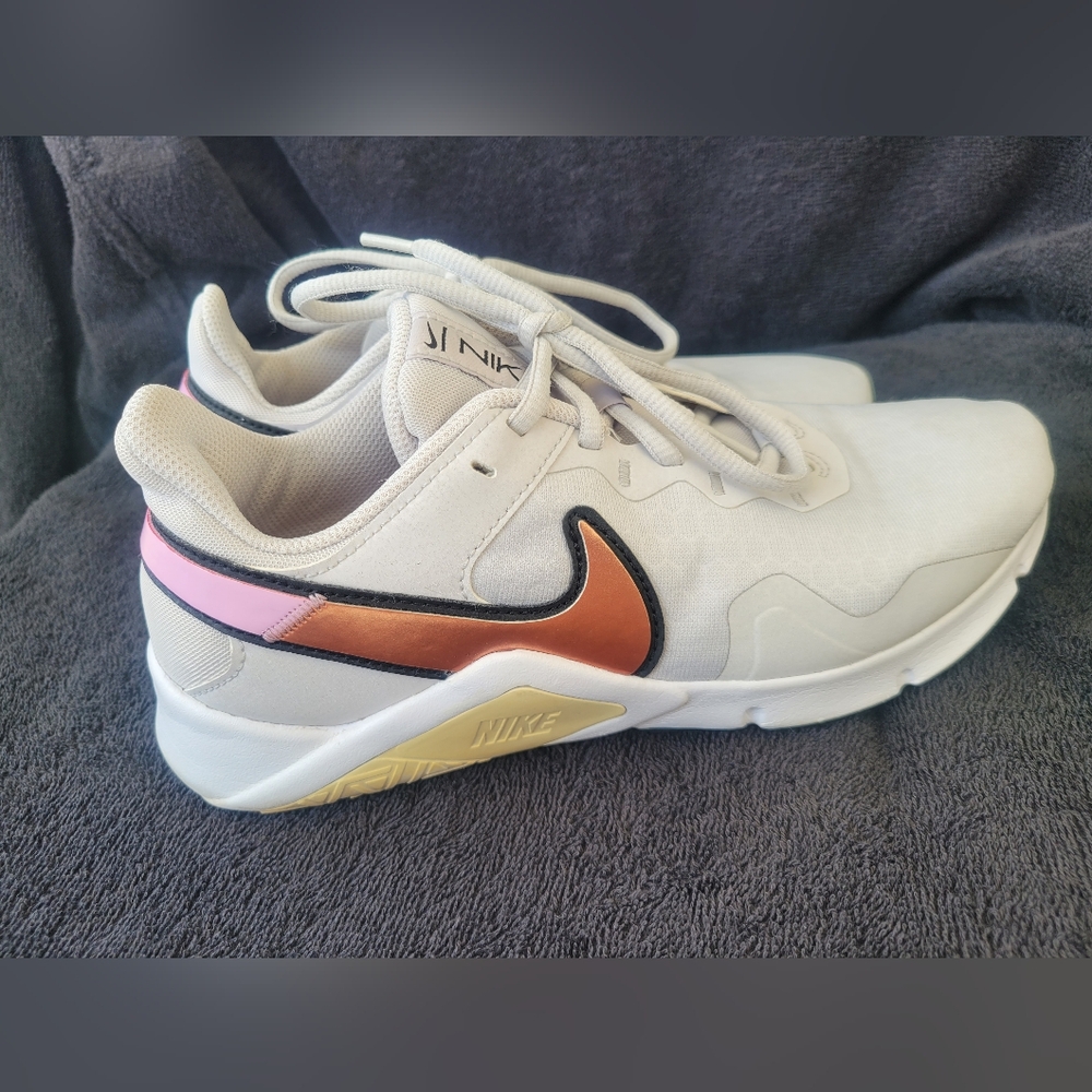 Nike Womens Legend Essential 2- Platinum Violet
